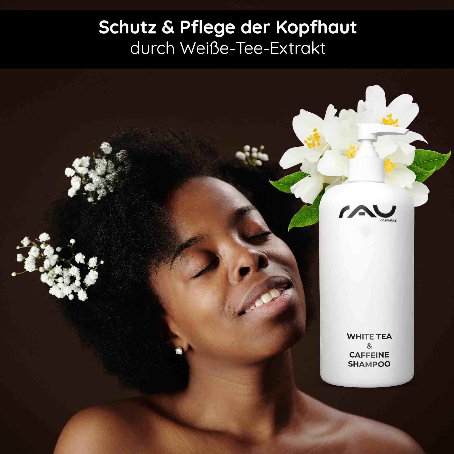 白茶咖啡因洗髮露 500 毫升 RAU Cosmetics White Tea & Caffeine Shampoo – 500 ml Flasche mit Pumpverschluss, umgeben von weißen Blüten und grünen Blättern, die Frische und Pflege symbolisieren.