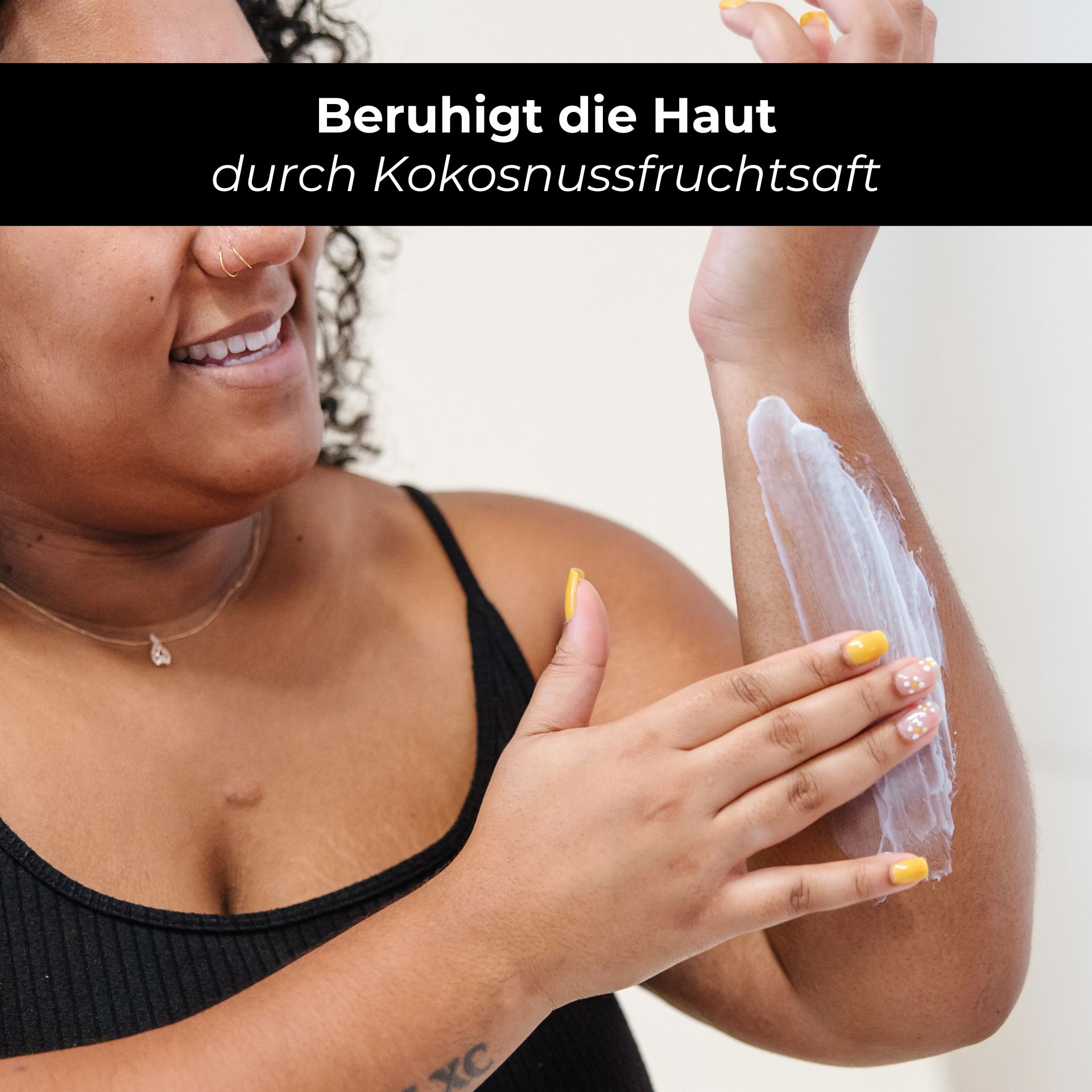 RAU Eternal Moist 潤膚露 500 ml - 密集保濕,柔軟肌膚 Frau mit lockigem Haar trägt RAU Eternal Moist Body Lotion auf ihren Arm auf, betont die beruhigende Wirkung durch Kokosnussfruchtsaft.