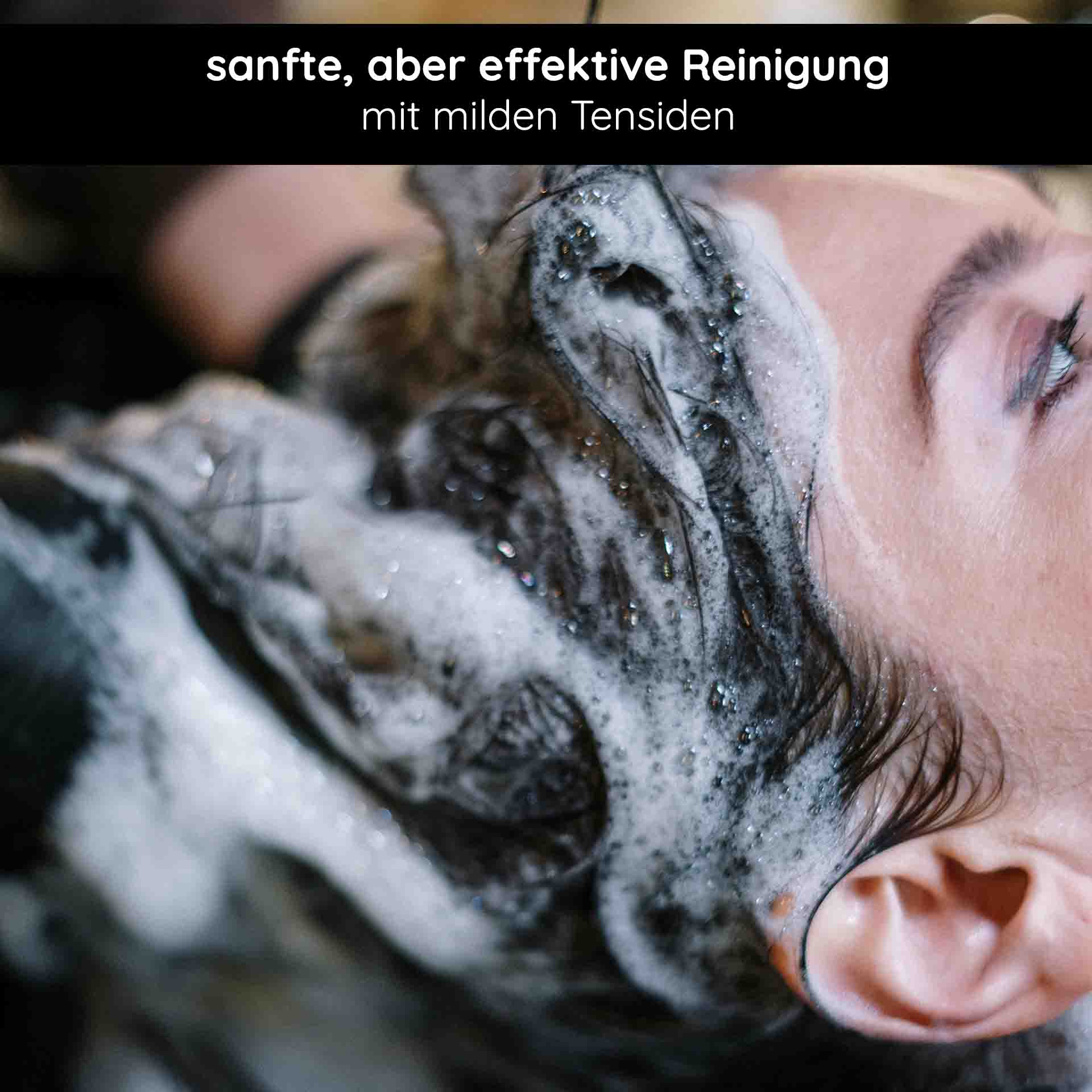 白茶咖啡因洗发水 250 Shampoo mit sanfter, effektiver Reinigung und milden Tensiden, schäumend auf Haar während Anwendung.