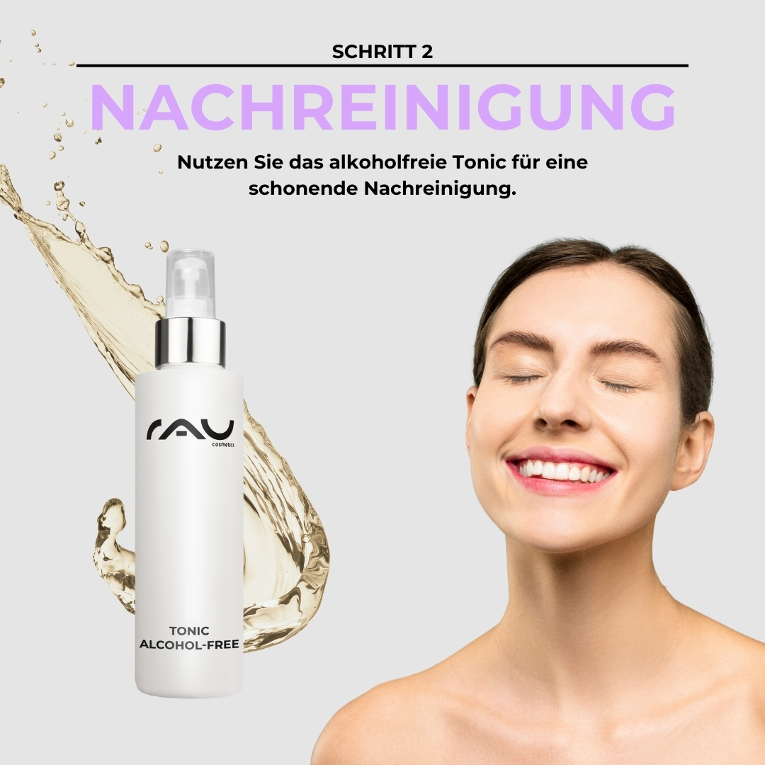 针对不洁干性皮肤的专业护理程序 Schritt 2: alkoholfreies Tonic von RAU Cosmetics für schonende Nachreinigung, lächelnde Frau mit geschlossenen Augen, sanfte Wasserbewegung im Hintergrund.
