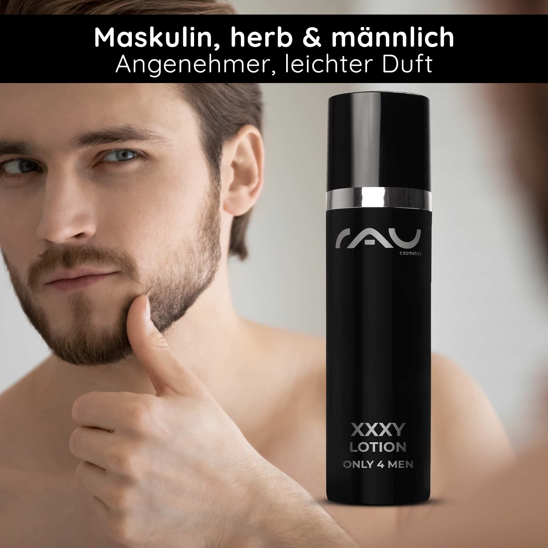 XXXY 护肤乳液(仅限 4 位男士) 50 毫升 - 日间抗衰老护理 Mann mit Bart, der die XXXY Lotion von RAU Cosmetics präsentiert, betont maskulinen, leichten Duft, Anwendung als Anti-Aging und Aftershave für Männerhaut.