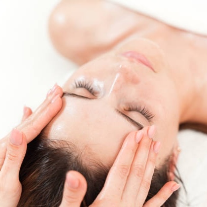 淋巴引流有什么好处? Frau erhält Lymphdrainage-Gesichtsbehandlung zur Verbesserung des Lymphflusses und Linderung von Hautproblemen.