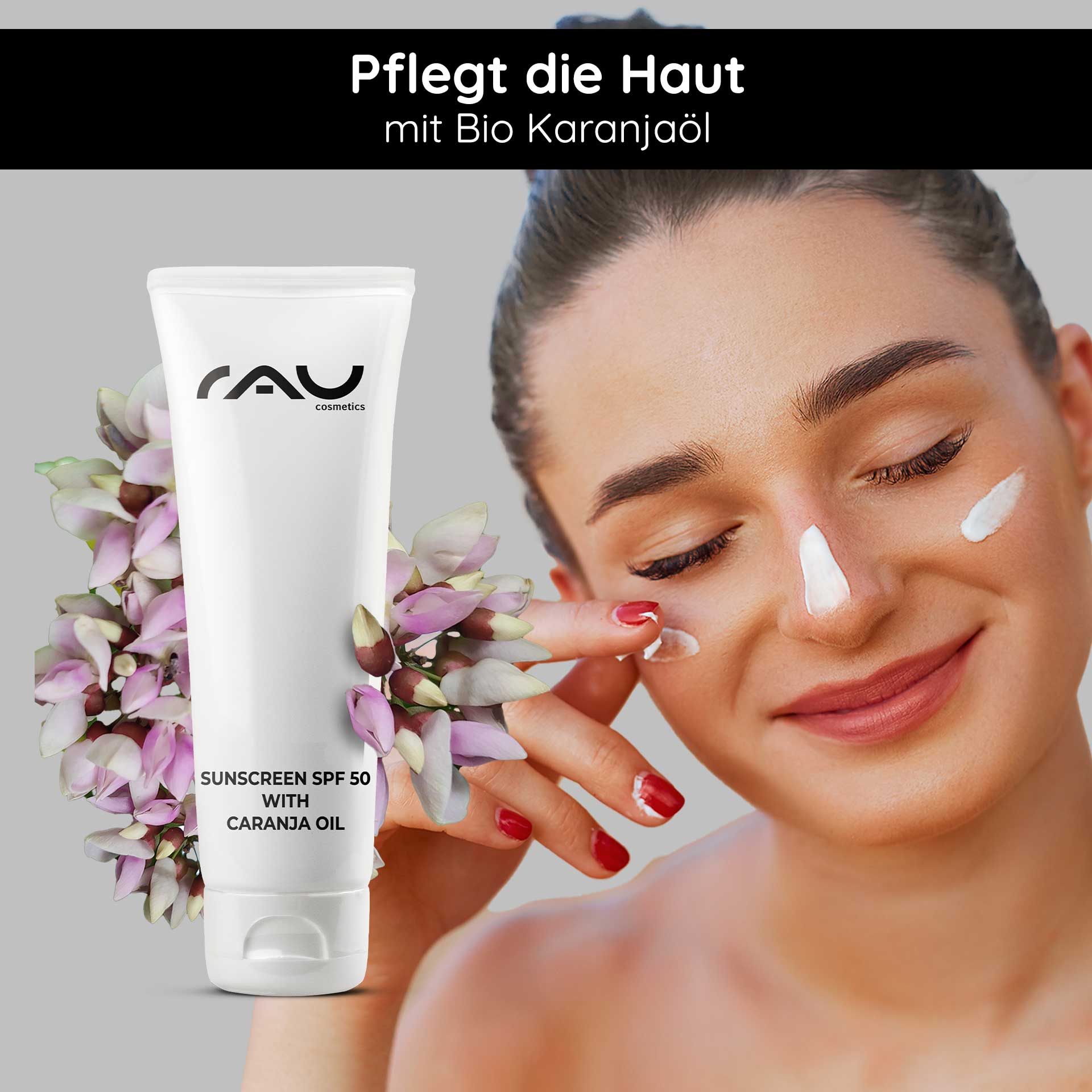 含有机卡兰婕油的防晒霜 SPF 50 75 毫升 - 防晒霜 Sonnenschutz SPF 50 von RAU Cosmetics mit Bio Karanjaöl, Person trägt Creme auf das Gesicht auf, umgeben von Blüten.