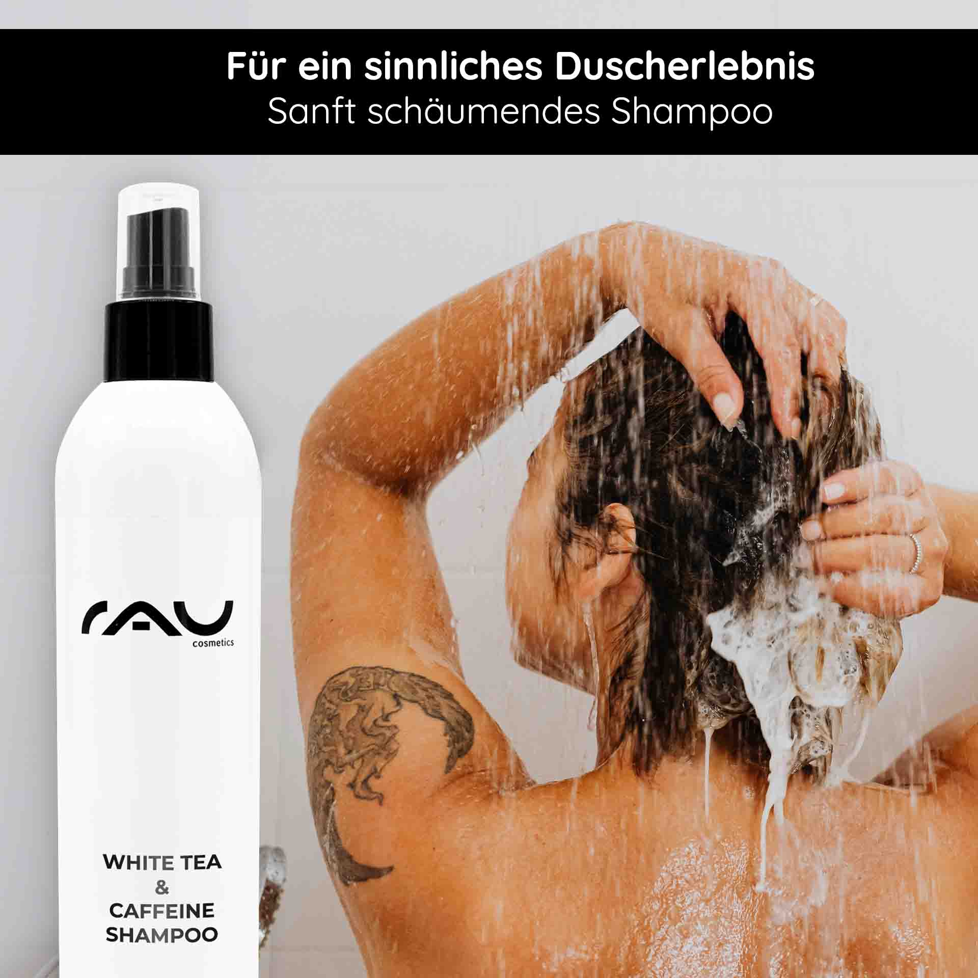 白茶咖啡因洗发水 250 Flasche mit RAU Cosmetics White Tea & Caffeine Shampoo, Person wäscht Haare unter Dusche, sanft schäumendes Shampoo für erfrischendes Duscherlebnis.